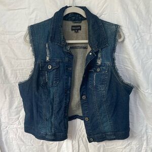 2X Sleeveless Distressed Jean Jacket Vest with Frayed Shoulder Seam